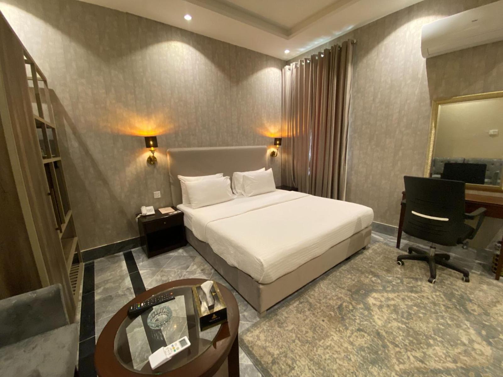 Vip Express Hotel Peshawar Exterior photo